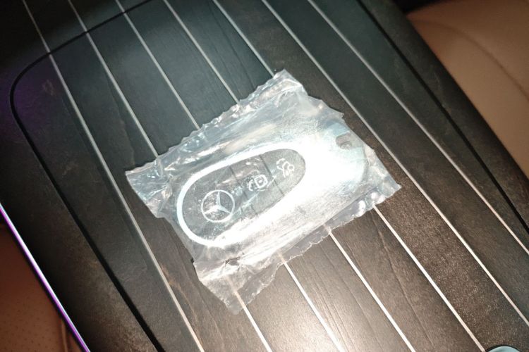 奔驰E级 2025款 改款 E 300 L 时尚型中控内饰7001