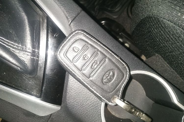 丰田 雷凌 2017款 改款 185T CVT精英版 国V中控内饰7001