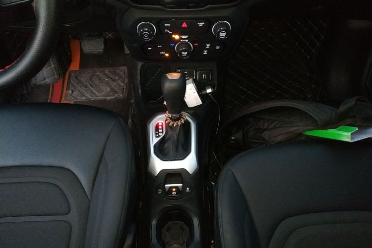 Jeep 自由侠 2019款 220T 自动领先版中控内饰18