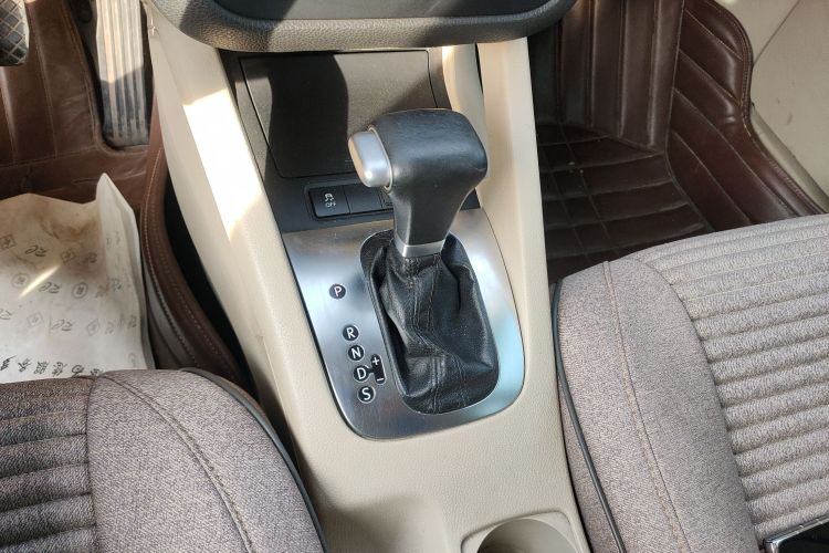 大众 速腾 2011款 1.6L 自动舒适型中控内饰18