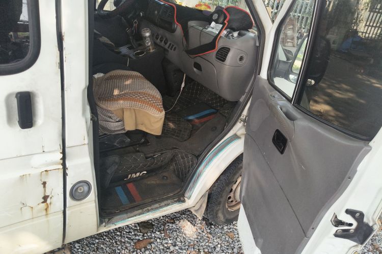 江铃 特顺 2019款 2.8T商运型长轴中顶7座后单胎国VI JX493局部细节9005