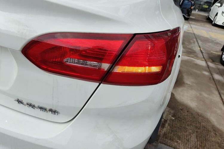 福特 福克斯 2018款 三厢经典 1.6L 自动风尚型智行版车身外观9