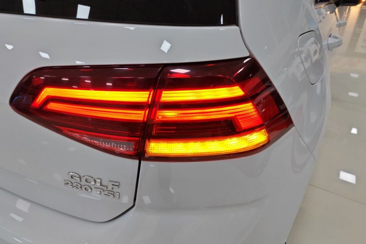 大众 高尔夫 2018款 230TSI 自动舒适型车身外观9