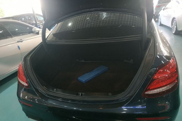 奔驰E级 2016款 E 300 L 运动时尚型机舱底盘23