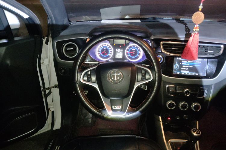 中华V3 2015款 1.5L 手动精英型中控内饰13