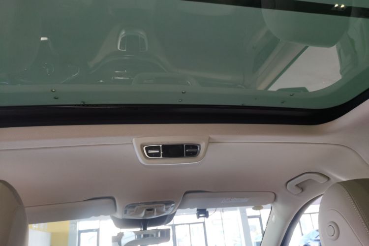 奔驰V级 2022款 V 260 L 长轴距尊贵版中控内饰22