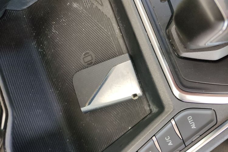 领克05 2020款 2.0TD 两驱耀Plus中控内饰7001