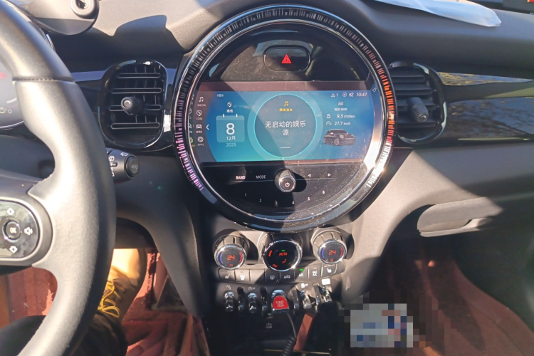 MINI 2023款 1.5T COOPER 艺术家中控内饰16