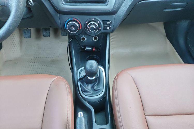 起亚K2 2012款 三厢 1.4L MT GLS纪念版中控内饰18