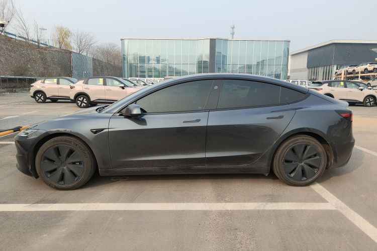 特斯拉 Model 3 2023款 后轮驱动版车身外观4