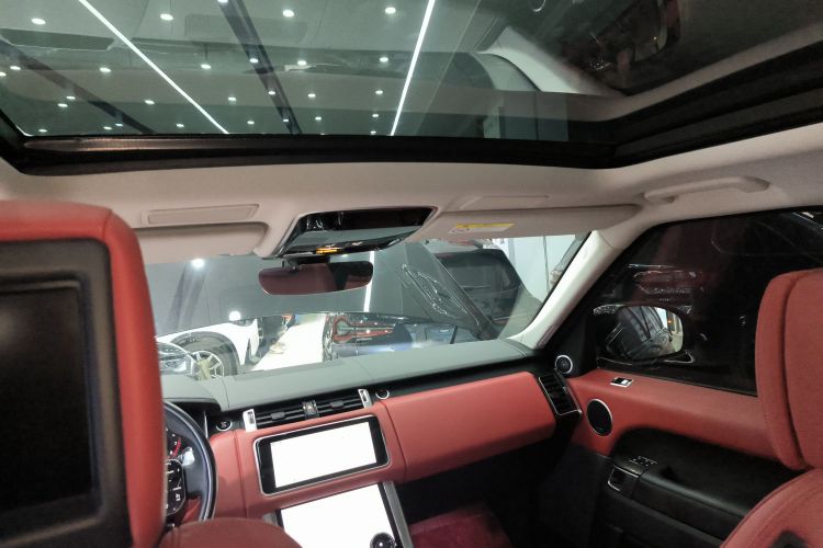 路虎 揽胜运动版 2022款 3.0 L6 耀黑版中控内饰22