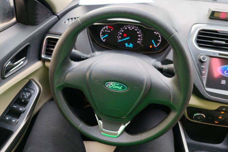 福特 福睿斯 2017款 改款 1.5L 手动舒适型中控内饰13