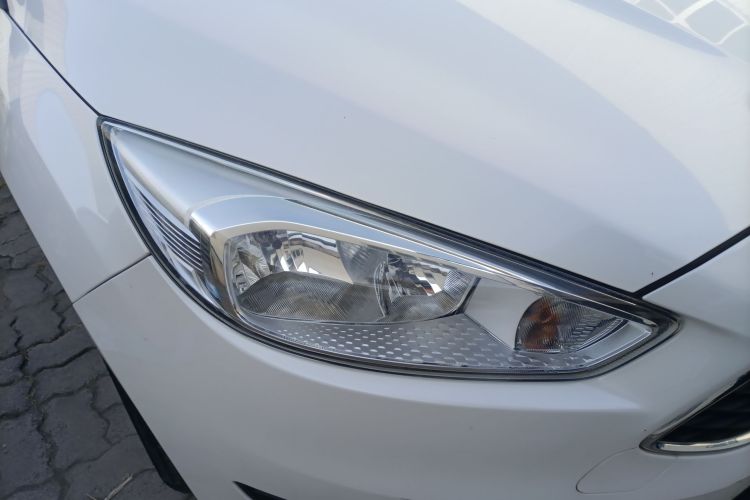 福特 福克斯 2015款 两厢 1.6L 自动舒适型车身外观8