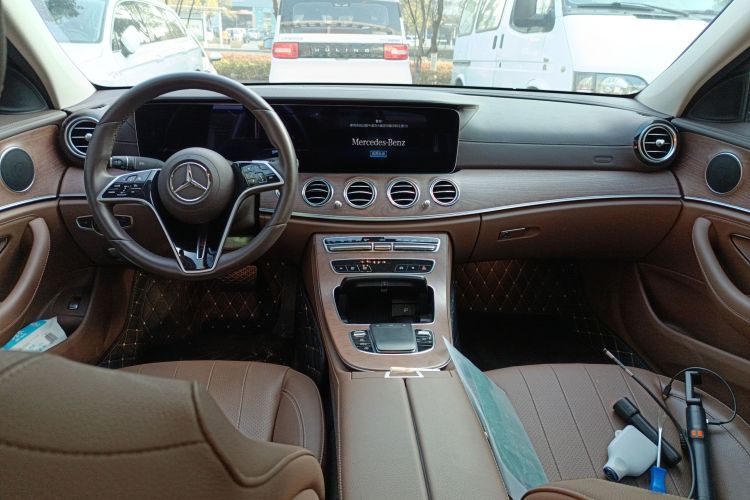 奔驰E级 2023款 E 300 L 时尚型中控内饰12