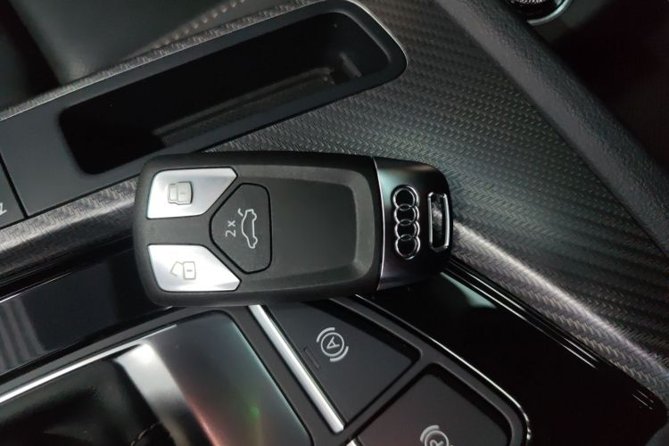 奥迪A4L 2024款 40 TFSI quattro RS套件燃速型中控内饰11