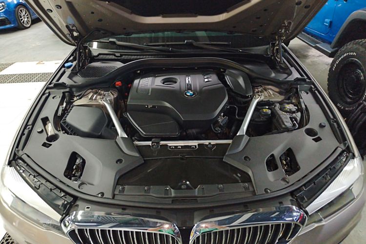 宝马5系 2018款 525Li 豪华套装机舱底盘24