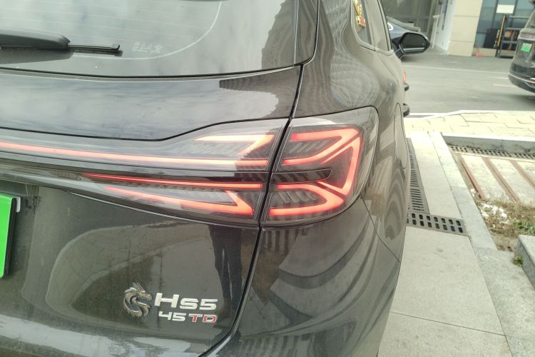 红旗HS5 2025款 2.0T 两驱玄影版车身外观9