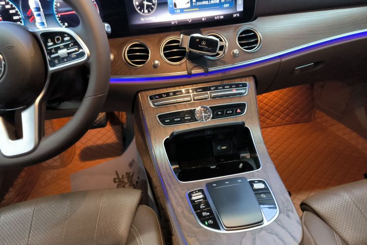 奔驰E级 2020款 改款 E 260 L中控内饰18