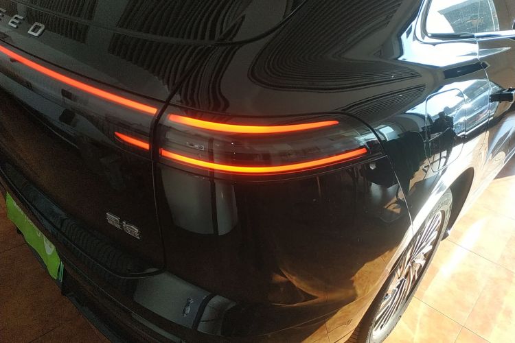 星途 星纪元 ET 2025款 增程 265 Max两驱城区辅助驾驶车身外观9