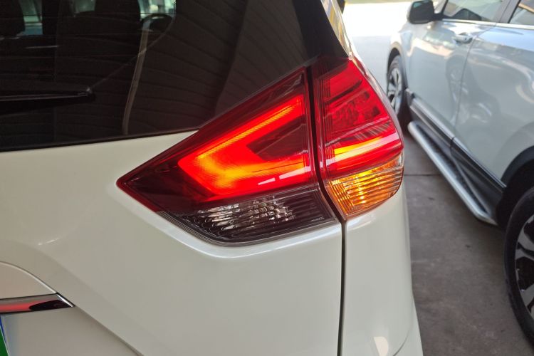 日产 奇骏 2022款 2.0L 两驱智联舒享版车身外观9