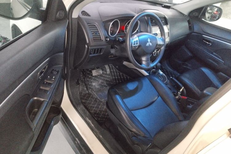 三菱 劲炫ASX 2013款 2.0L CVT两驱精英版中控内饰20