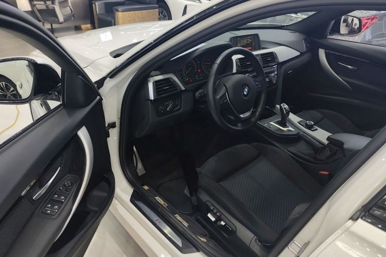 宝马3系 2017款 320i M运动型中控内饰20