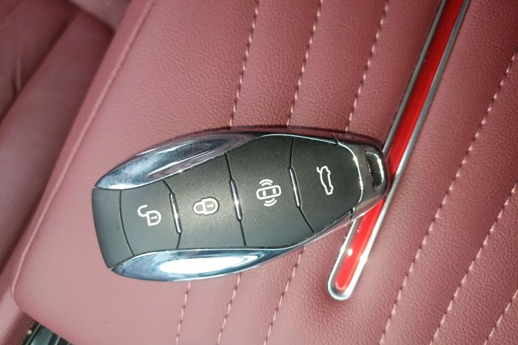 红旗H5 2023款 2.0T 自动智联旗畅版中控内饰7001