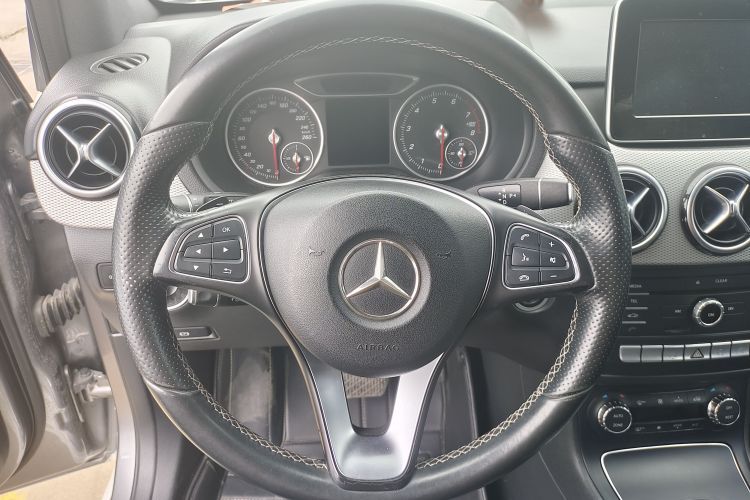 奔驰B级 2015款 B 200 时尚型中控内饰13