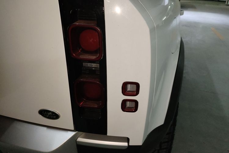 路虎卫士 2024款 90 2.0T P300 S车身外观9