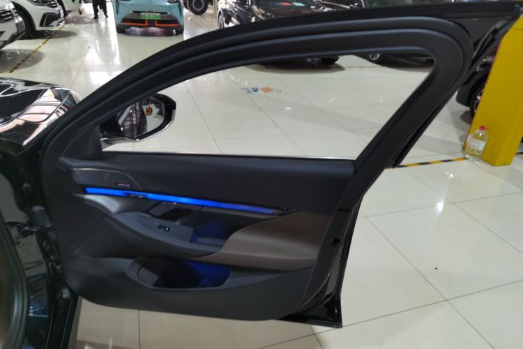 宝马5系 2024款 530Li 领先型 M运动套装中控内饰7003