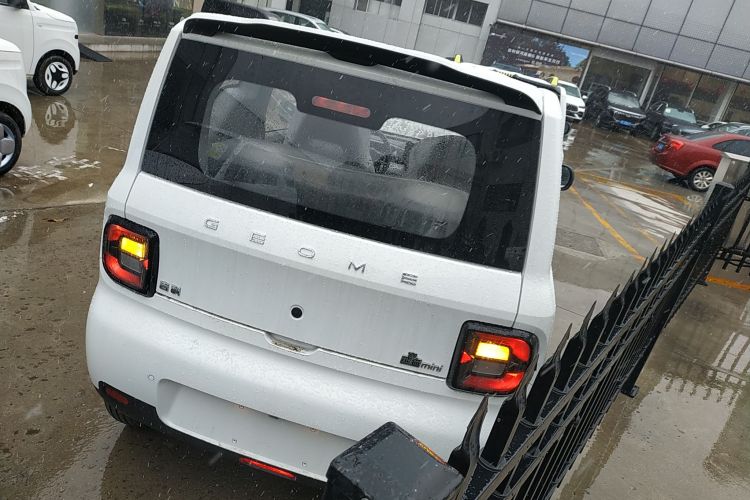 吉利银河 熊猫 2025款 210km 元气熊车身外观7