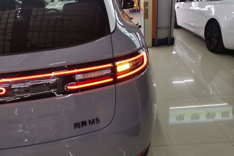 鸿蒙智行 问界M5 2025款 增程   Ultra 四驱版车身外观9