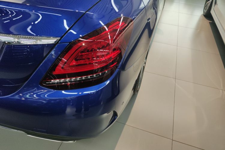 奔驰C级 2019款 改款 C 260 L 运动版车身外观9