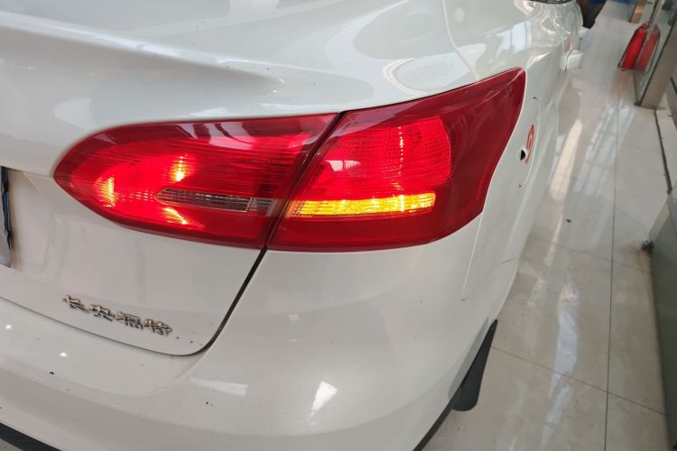 福特 福克斯 2017款 三厢 1.6L 自动舒适型智行版车身外观6006