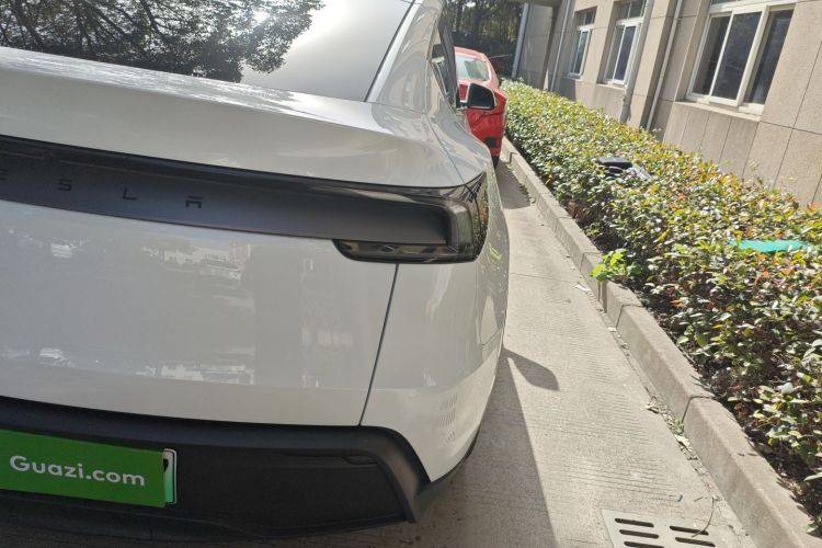 特斯拉 Model Y 2025款 后轮驱动版车身外观9