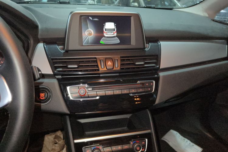 宝马2系旅行车 2016款 218i 领先型中控内饰16