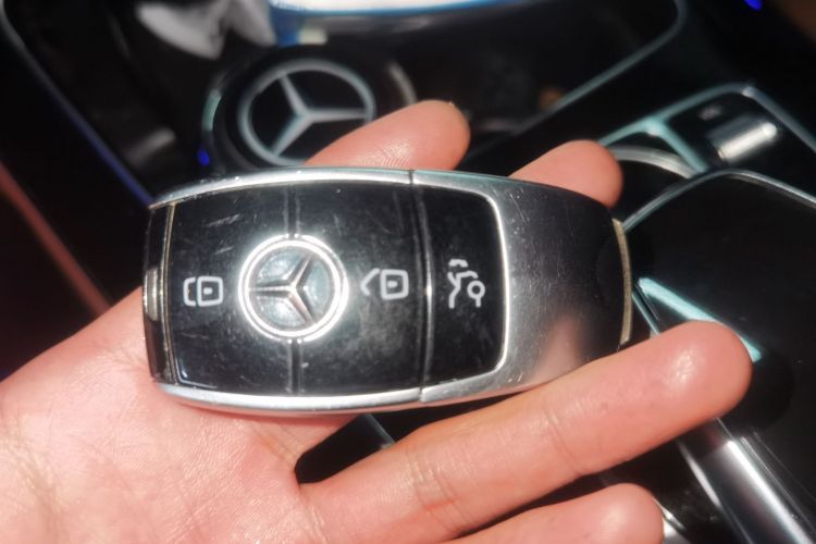 奔驰E级 2017款 改款 E 300 运动型中控内饰7001