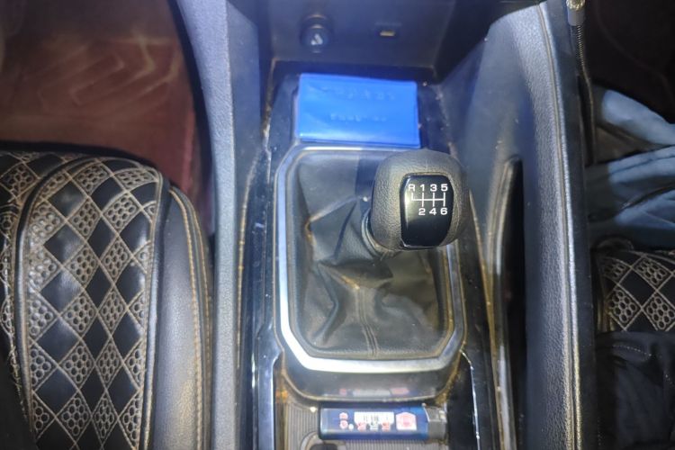 江铃 驭胜S350 2017款 2.0T 手动两驱柴油豪华天窗版5座中控内饰18