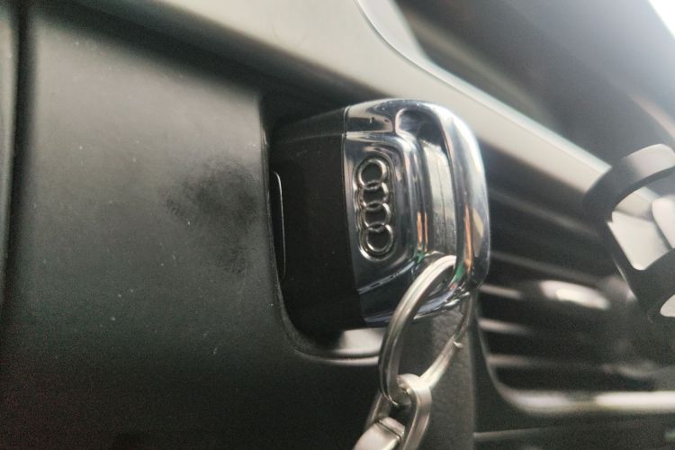 奥迪A4L 2015款 35 TFSI 自动标准型中控内饰7001