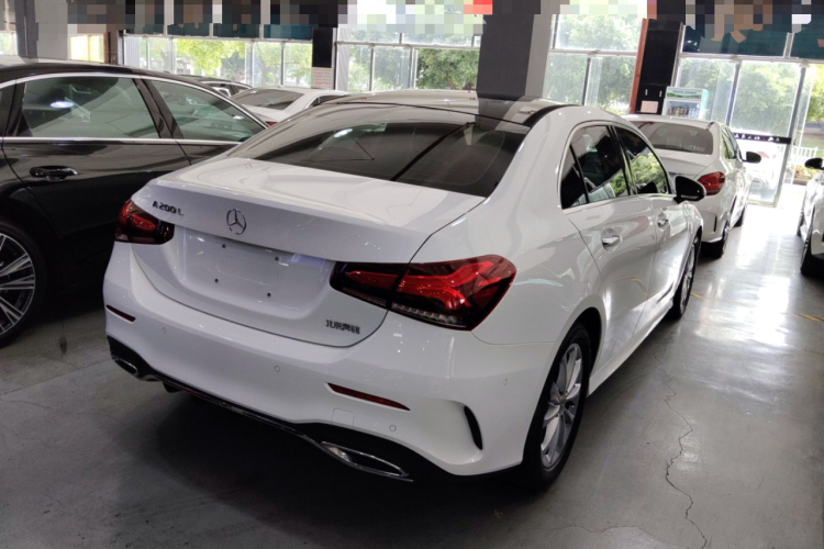 奔驰A级 2020款 A 200 L 运动轿车车身外观7