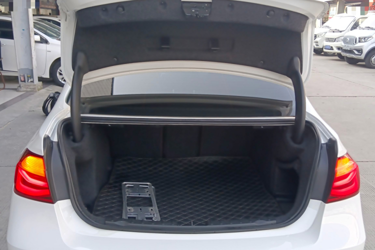 宝马3系 2019款 320Li M豪华套装局部细节23