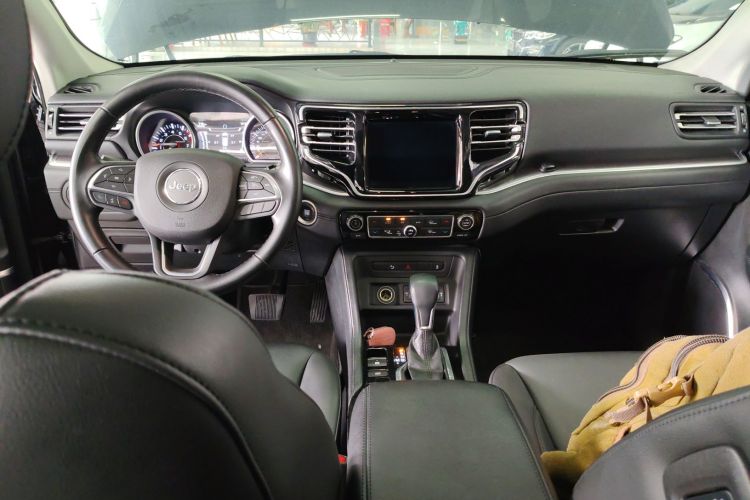 Jeep 大指挥官 2020款 2.0T 两驱精英版中控内饰12
