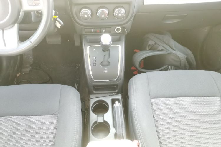 Jeep 指南者(进口) 2014款 改款 2.0L 两驱进取版局部细节18