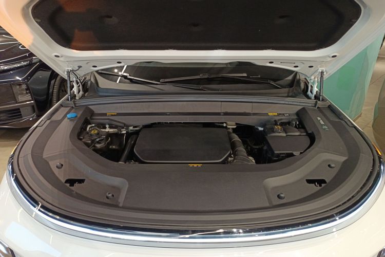 理想汽车 理想L9 2025款 Ultra 智能焕新版机舱底盘24