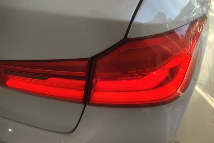 宝马5系 2018款 525Li 豪华套装车身外观9