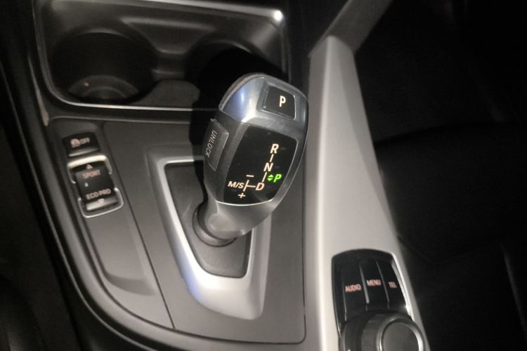 宝马3系 2013款 320i 时尚型中控内饰18