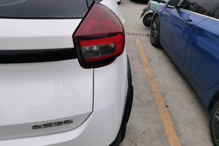 奇瑞 瑞虎3X 2021款 改款 钻石版 1.5L 手动2克拉车身外观9