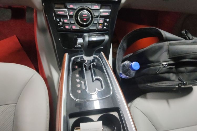 红旗H7 2015款 3.0L 豪华型中控内饰18