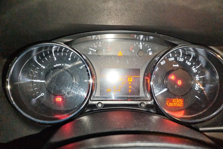 标致3008 2015款 2.0L 自动潮流版中控内饰14