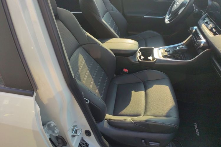 丰田 威兰达 2023款 双擎 2.5L E-CVT四驱尊贵版局部细节41